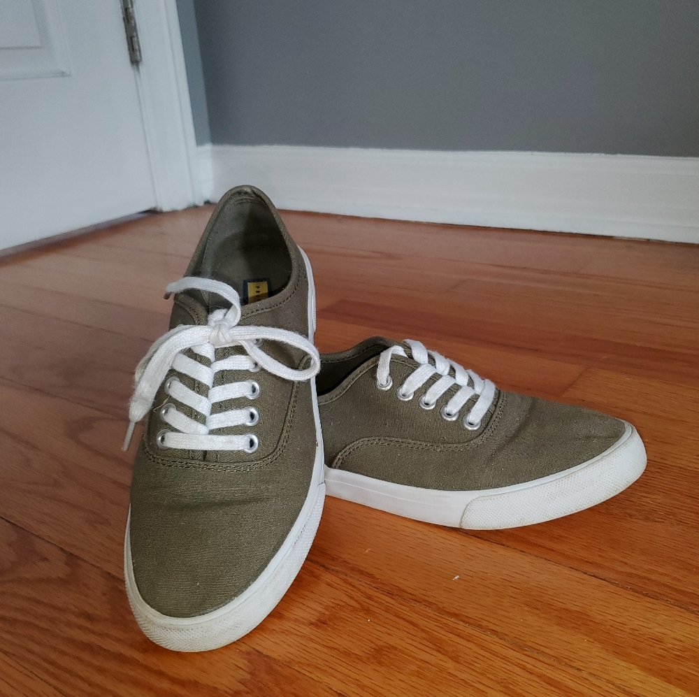 Green casual sneakers